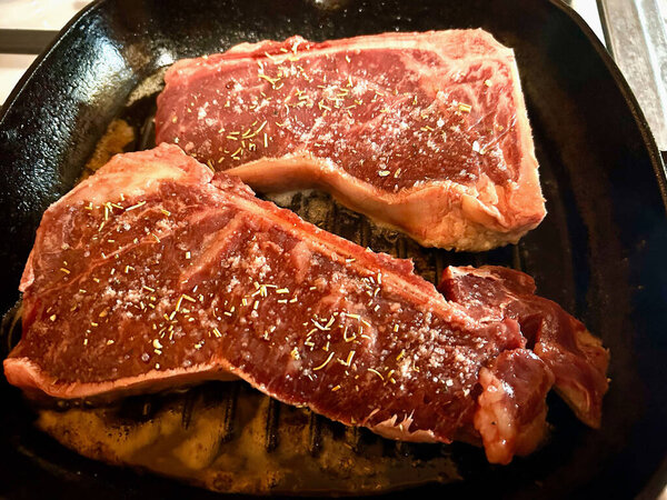 Сочные стейки на гриле. Мясо.