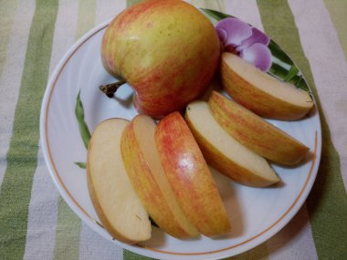 Tabakta dilimlenmiş elma