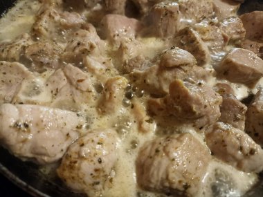 Et, domuz eti tavada pişirilir. Yemek pişirme sürecinin fotoğrafı