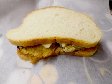 Kızarmış tavuk ve peynirli sandviç. Yakın plan fotoğraf..