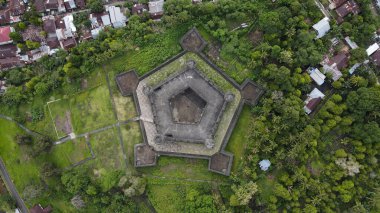 Belgica Kalesi 'nden hava manzarası Banda Neira, Maluku, Endonezya