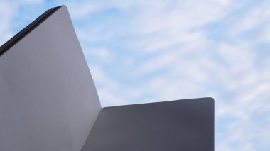 Not defteri ve gökyüzü bulutları. Parlak mavi gökyüzü arkaplanı üzerine açık boş bir defter. Günlük, günlük, yeni gün, çözünürlük, iyi titreşim, asgari, soyut konsept duvar kağıdı, doku, içerik.