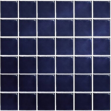 Mavi mozaik fayans dokusu. Fayanslar koyu, lacivert renkte ve şebeke şeklinde dizilmiş. Her karo kare ve tutarlı büyüklükte görünüyor. Fayansların kenarları hafif eğimli ya da yuvarlak bir etki sergiliyor..