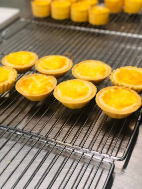 Yumurtalı tart soğutucunun üstünde.