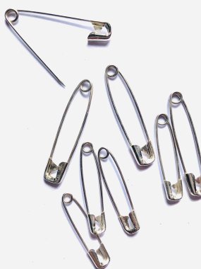 Beyaz arkaplanda metal raptiyeler