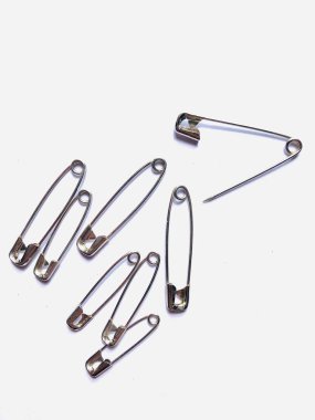 Beyaz arkaplanda metal raptiyeler