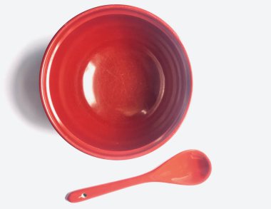 Kırmızı seramik kaşık beyaz zemin üzerinde kırmızı kase