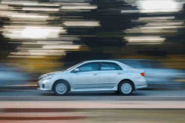 Toyota Corolla hızla geçiyor. Yüksek kalite fotoğraf
