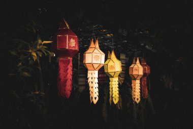 Loy Krathong ve Yi Peng festivalindeki fenerler. Yüksek kalite fotoğraf