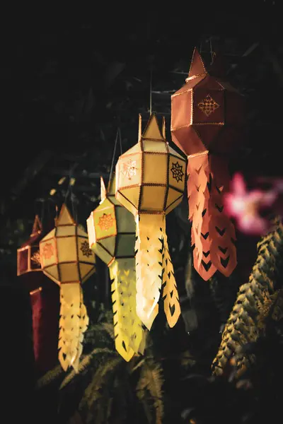 Loy Krathong ve Yi Peng festivalinde fenerler parlıyordu. Yüksek kalite fotoğraf