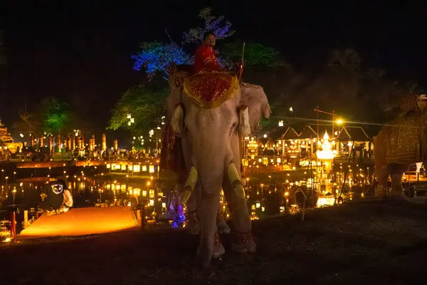 Sukhothai Tarih Parkı 'ndaki Loy Krathong fener festivali sırasında görkemli bir fil. Yüksek kalite fotoğraf