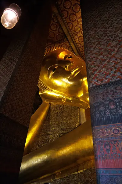 Wat Pho tapınağında Buddah 'a yaslanıyoruz. Yüksek kalite fotoğraf