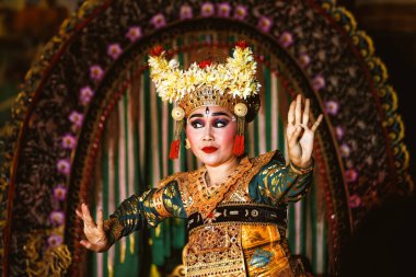 Detaylı kostümlü renkli Balili Legong dansçısı.