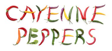 Kırmızı, turuncu, yeşil, sarı, mor, kırmızı biber, salata yaprakları marul yaprakları kırmızı harfler mesaj, afiş, vegan vejetaryen acı biber sosu için menü kartı baharatlı baharat sosu.