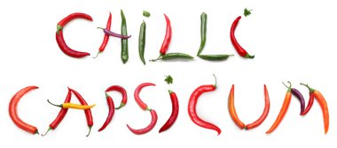 Kırmızı, yeşil, turuncu, sarı, mor biberli salatalar, kırmızı biberli biberli salatalar, mesaj, afiş, vegan vejetaryen acı biber sosu baharatlı sıcak salata sosu için menü kartı.