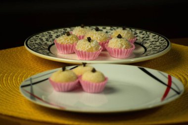 Yoğunlaştırılmış süt ve hindistan cevizinden yapılmış geleneksel bir Brezilya tatlısı olan 
