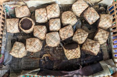 Örgü bambu sepetlerine sarılı terasiler (karides ezmesi). Gazetelerle dolu bir tepside dizilmişler.. 