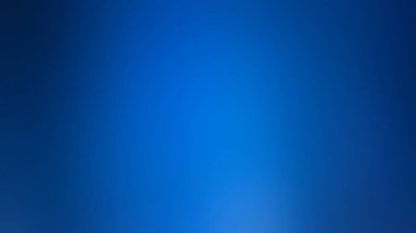 Mavi tonların pürüzsüz bir gradyanı, daha açık tondan daha koyu tonlara geçiş yapıyor. Bu soyut arka plan, pürüzsüz karışımı ve sakin görünüşüyle huzur ve huzur hissi uyandıran sakin bir etki yaratıyor..