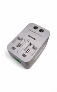 Çeşitli ülkelerde birden fazla dolgu tipi olan evrensel seyahat adaptörü. Yaygın olarak Avrupa 'da kullanılan iki geniş yuvarlak çatalı ve seyahat için kompakt bir tasarımı vardır..