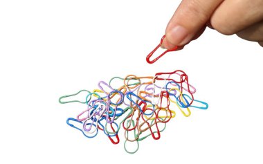 İzole edilmiş arkaplanda renkli iğneleri olan el..