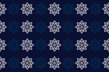 Damask desenleri, çiçekli ya da süslemeli tasarımlardan esinlenerek karmaşık, simetrik motiflere sahiptir. Genellikle zarif ve zamansız, sarong, giysi, halı ve ev dekorasyonu için idealdir..