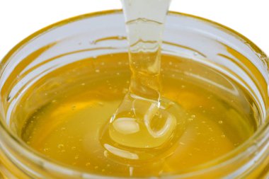 Akasya balı çok şeffaf ve hafif bir bal türüdür ve en sağlıklı bal türüdür.