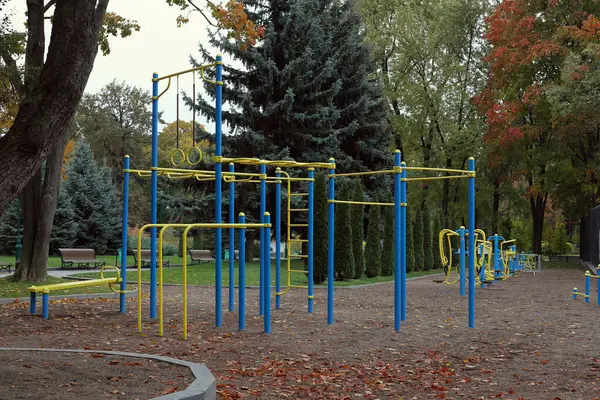 Sonbahar parkında spor sahası.