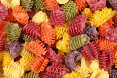 İtalya 'dan alınmış karmaşık spiraller şeklinde çok renkli makarna..