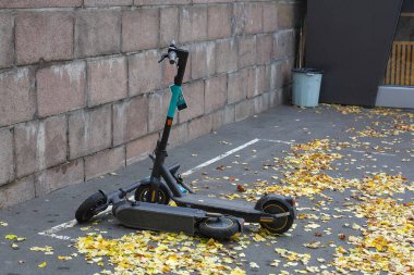 Elektrikli scooter kiralama alanı. Sonbaharın başlamasıyla ve soğuk havayla birlikte elektrikli scooterlar talep görmüyor..