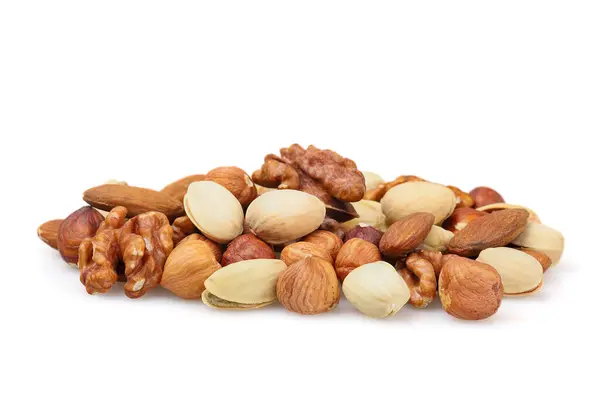 Beyaz arka planda izole edilmiş farklı fındıkların karışımı. Fındık, fıstık, badem ve ceviz..