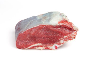 Beyaz arka planda izole edilmiş sığır eti parçası. Boyun, sığır etinin parçalarından biri. Sağlıklı gıda konsepti.