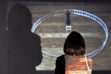 Modern sanatın bir çalışmasını anlamaya çalışan bir kadın.