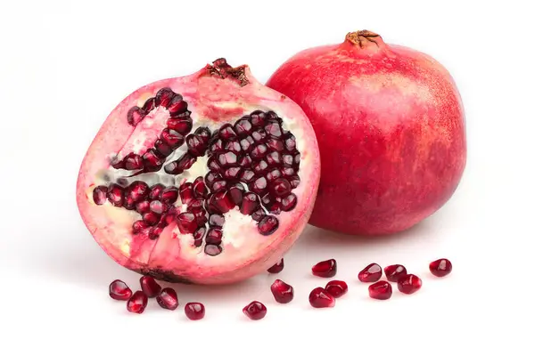 Olgun nar meyveleri, beyaz arka planda nar tohumları..