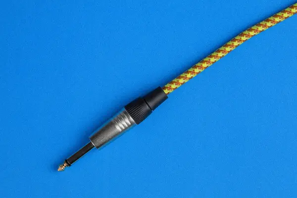 Elektro gitar bağlantısı için ses kablosu. 