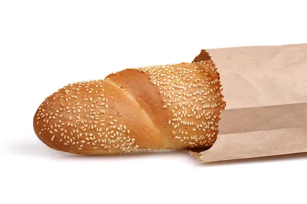 Beyaz arka planda izole edilmiş, kağıt torba içinde baget.