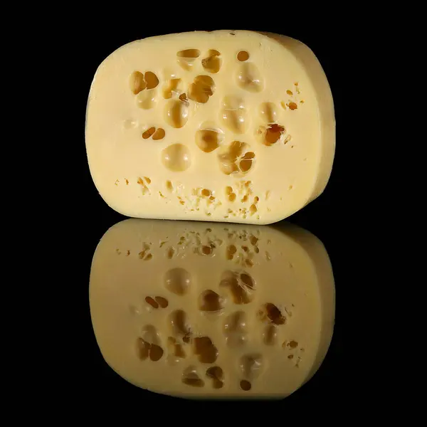 Karanlık aynalı arka planda bir parça taze iştah açıcı peynir..