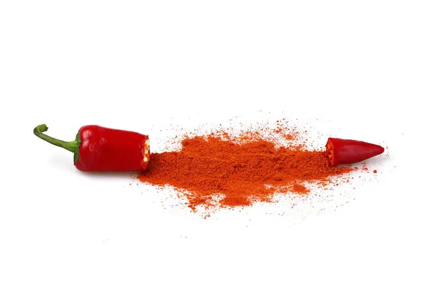 Kırmızı biber kısmen zemin, beyaz arkaplanda izole.