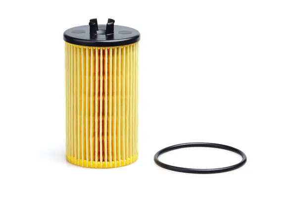 Araba yağı filtresi beyaz arka planda izole edildi. Yedek araba parçaları.