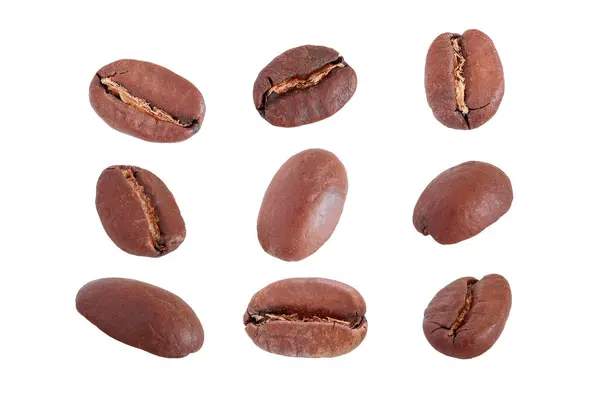 Kızarmış kahve çekirdekleri beyaz arka planda izole edilmiş.