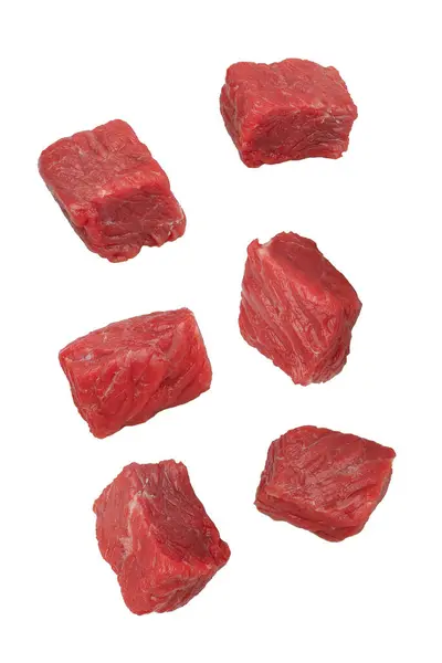 Beyaz arka planda izole edilmiş dumanı tüten et parçaları.