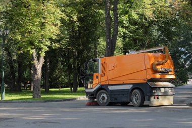 Şehir parkındaki yolları temizleyen özel bir makine.