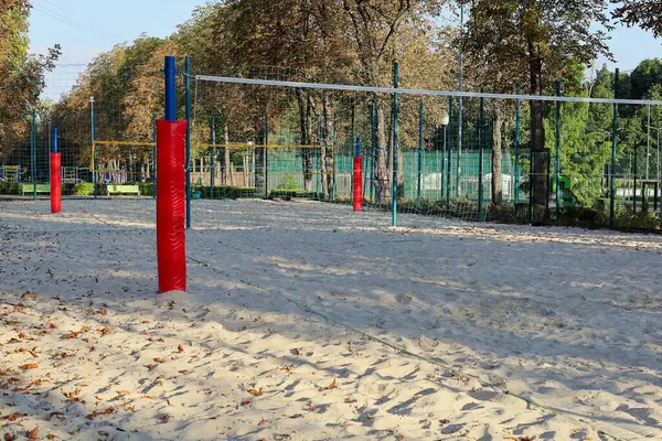 Şehir parkındaki plaj voleybol sahası.