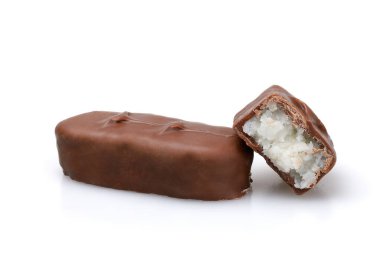 Beyaz arka planda hindistan cevizi dolgulu çikolata.