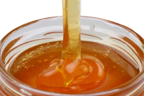 Linden balı cam bir kavanoza doldurulur..