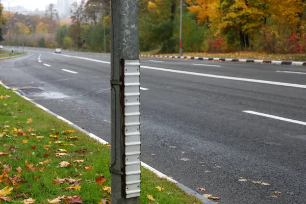 Otobanın sol tarafında yansıtıcı şerit var.