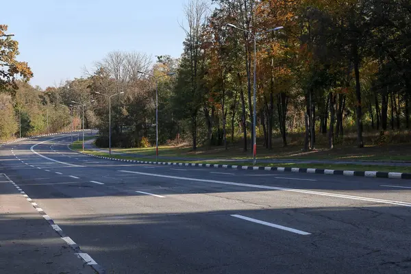Otobanın yeni yol işaretleri olan bir bölümü. Şehir parkı. Bisiklet yolu otoyol boyunca uzanıyor..