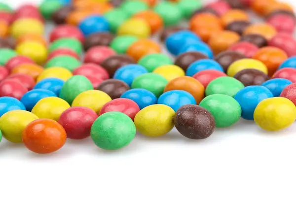 Çikolatalı sürahi. Renkli şekerlerle kaplanmış çikolata. Seçici odak.