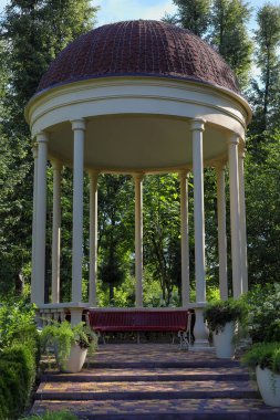 Çardak, şehir parkında bir yaz sabahı