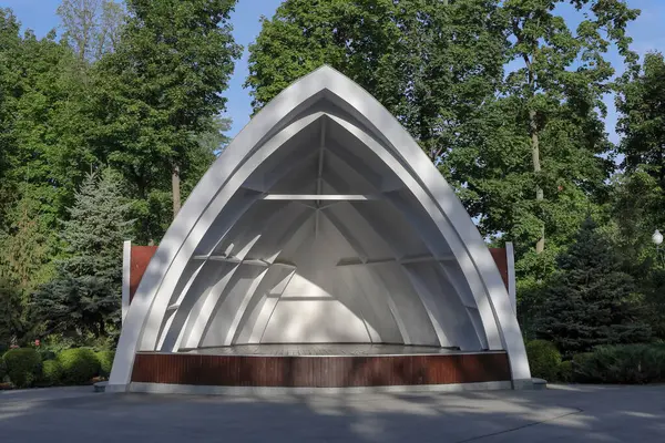 Şehir parkında yaz sahnesi