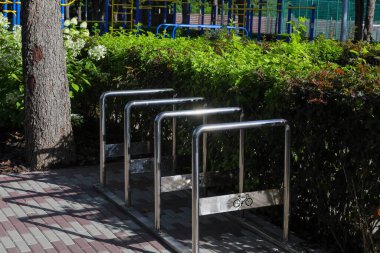 Parktaki küçük bisiklet park alanı.